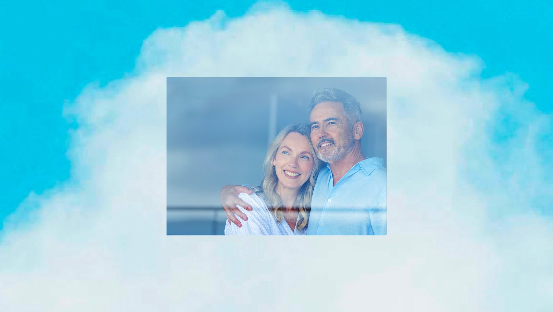 Couple souriant, enlacé, regardant au loin à travers une fenêtre, entouré de nuages